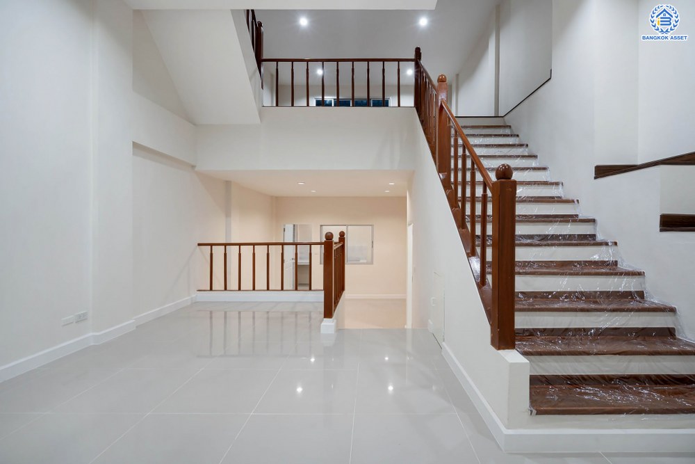 บ้านมือสองตกแต่งใหม่ โครงการ ไชน่าทาวน์ รามอินทรา8 เนื้อที่ 22 ตร.ว. ฟังก์ชัน 3 ห้องนอน 3 ห้องน้ำ 1 ที่จอดรถ บนทำเลศักยภาพ เชื่อมต่อถนนรามอินทรา ถนนลาดปลาเค้า ถนนเกษตรนวมินทร์ ใกล้รถไฟฟ้าสายสีเชียว "สถานีเสนานิคม" และทางด่วน "ฉลองรัช"